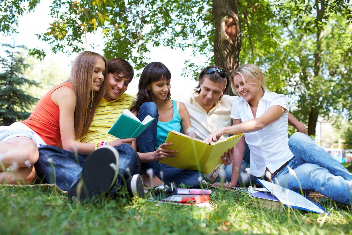 Friends reading. Молодежь в парке. Счастливая молодежь на природе. Молодые люди в парке. Группа людей в парке.